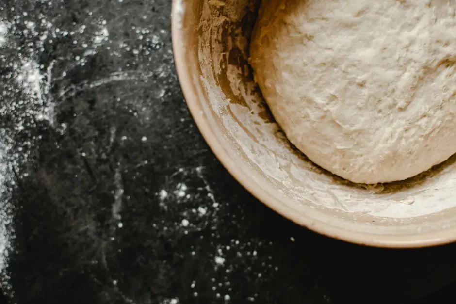 Pain rustique sans pétrin, croûte dorée, mie alvéolée, posé sur planche en bois